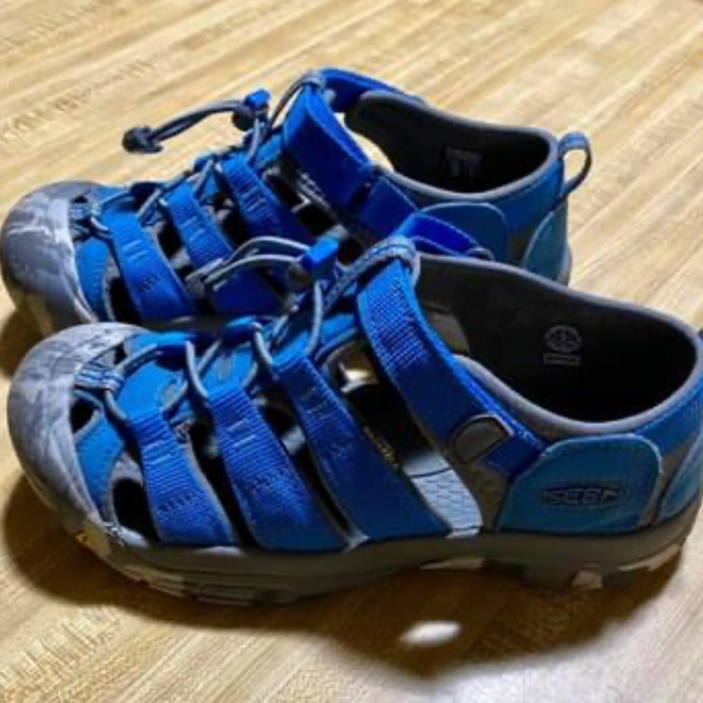 Boys size 5 Keens